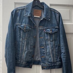 Levi's women’s Denim Jacket in Medium Blue - Classic Trucker